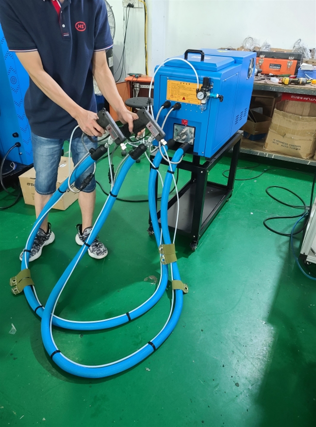 Manual gluing of luggage